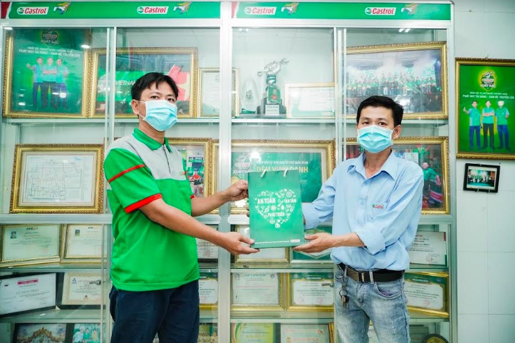 Castrol tang hon 10.000 bo san pham phong dich cho tho may ca nuoc hinh anh