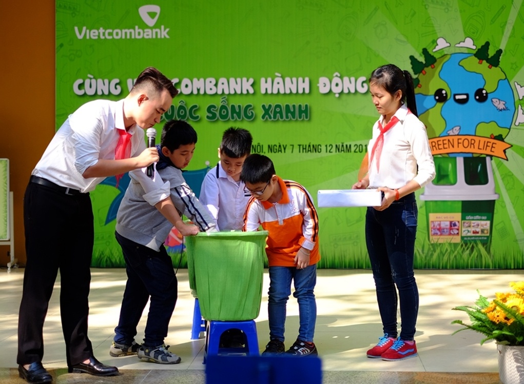 Vietcombank hien thuc hoa muc tieu thanh ngan hang xanh the nao? hinh anh