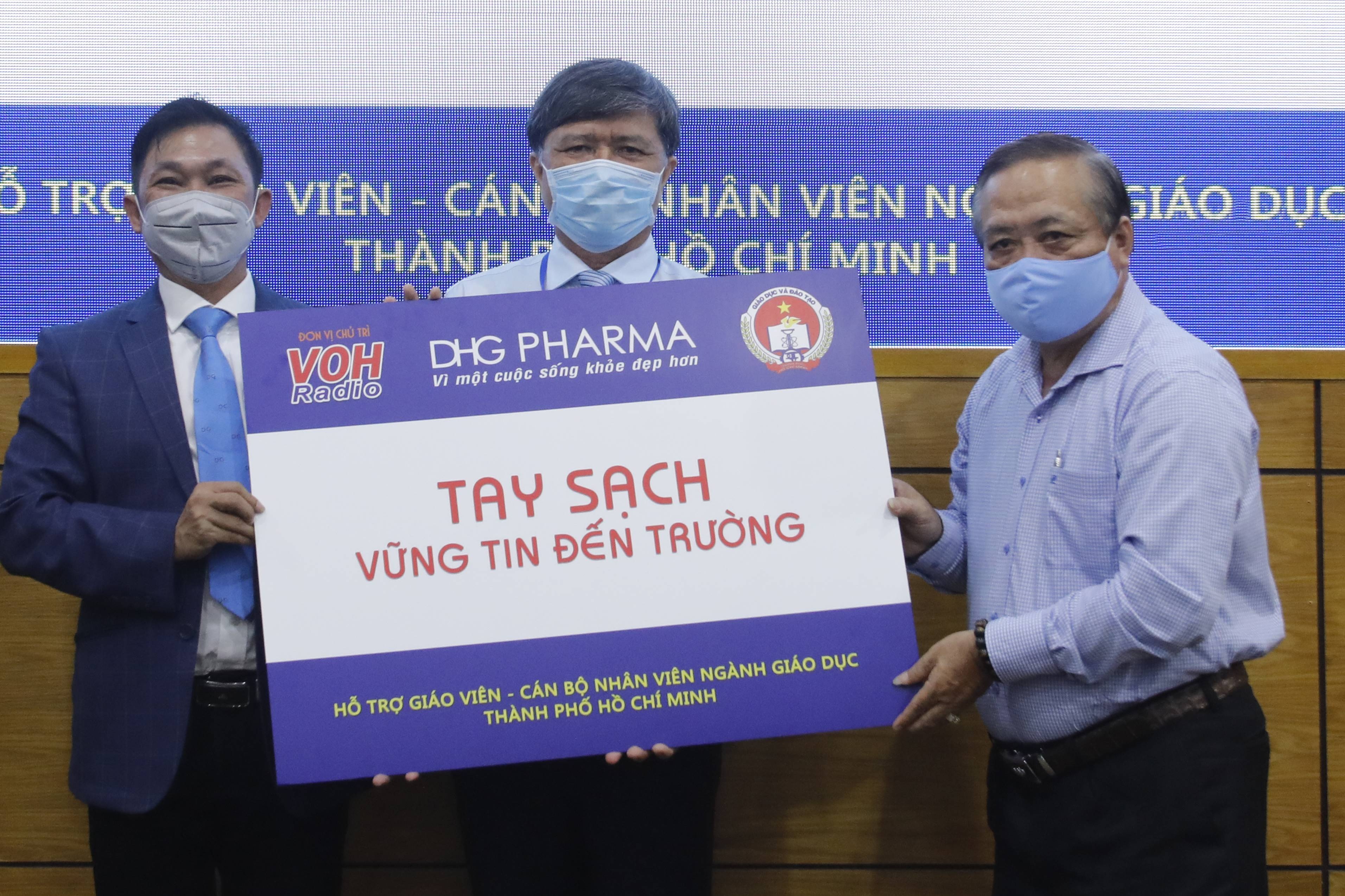 DHG Pharma tang 38.000 chai gel rua tay cho giao vien hinh anh