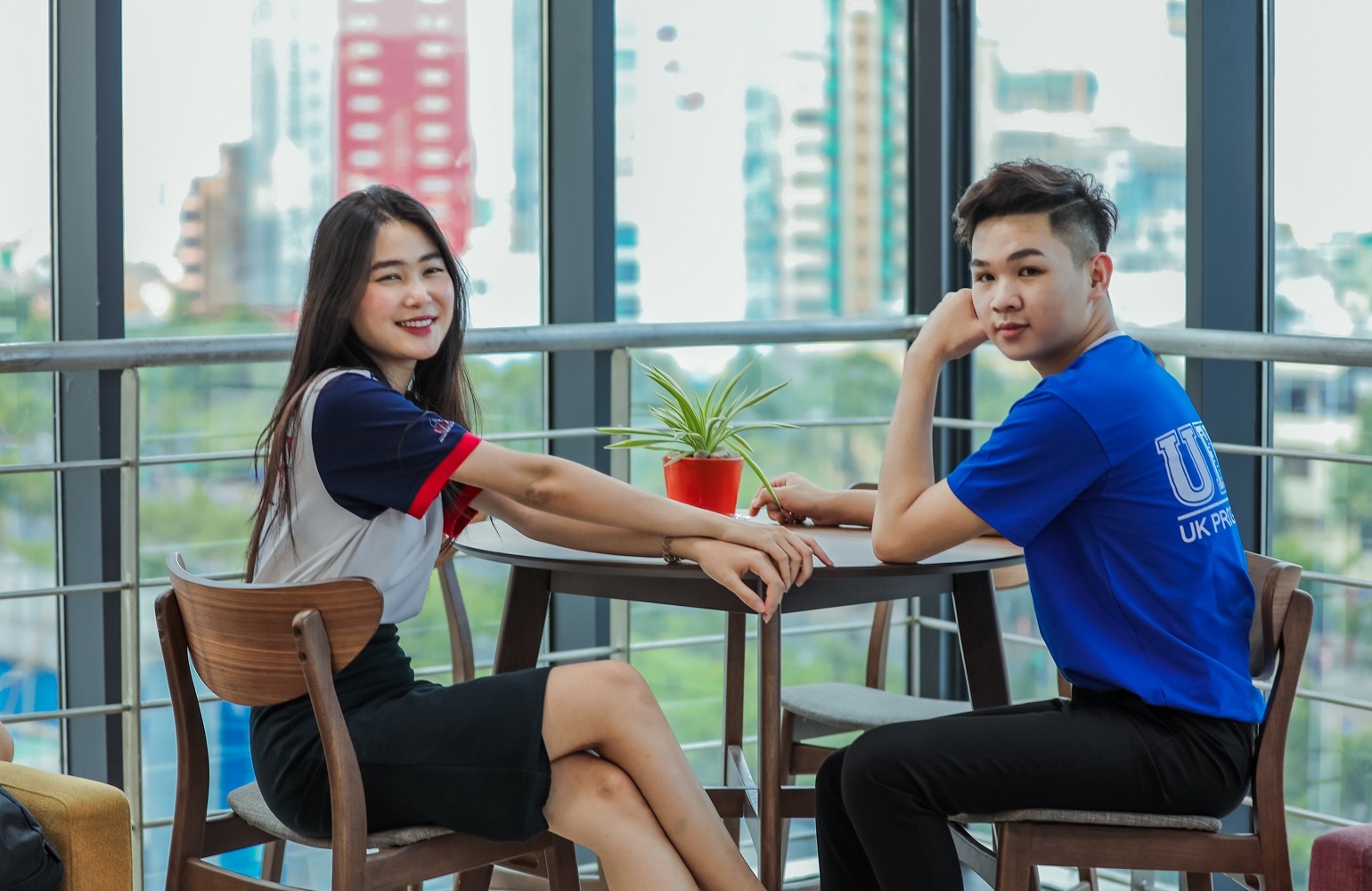 Sinh vien UEF hao hung check-in ngay tro lai truong hinh anh