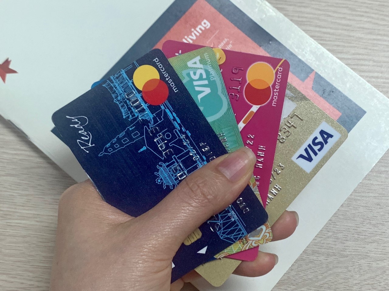 'Cong' nhieu loai phi, ngan hang gap kho giua dai dich hinh anh