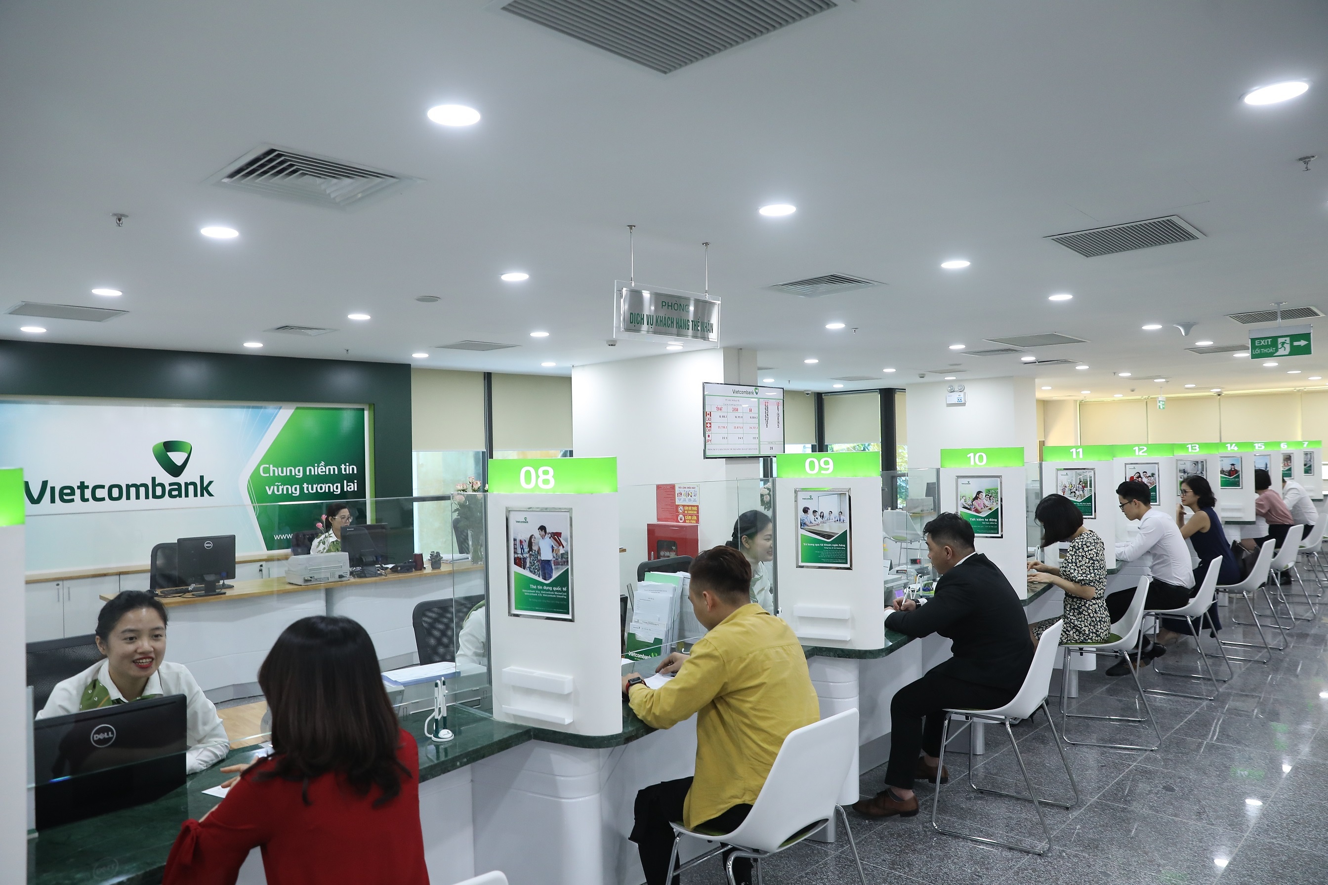 Vietcombank chu dong giam phi ho tro khach hang mua dich hinh anh