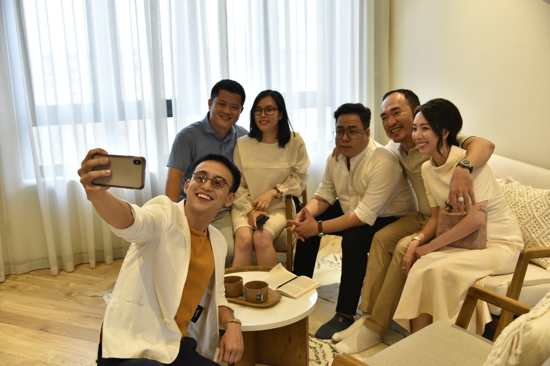 Vo chong Thu Trang - Tien Luat chuong nha pho phong cach Dia Trung Hai hinh anh