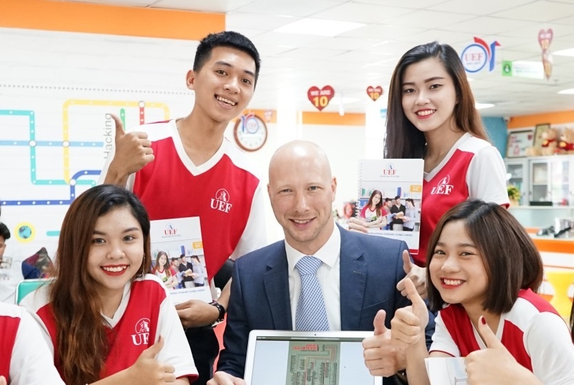 Sinh vien UEF tu tin noi tieng Anh nho phuong phap hoc tang tuong tac hinh anh