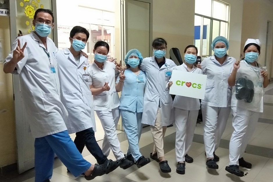 Crocs tang 800 doi dep cho y bac si tuyen dau chong dich hinh anh
