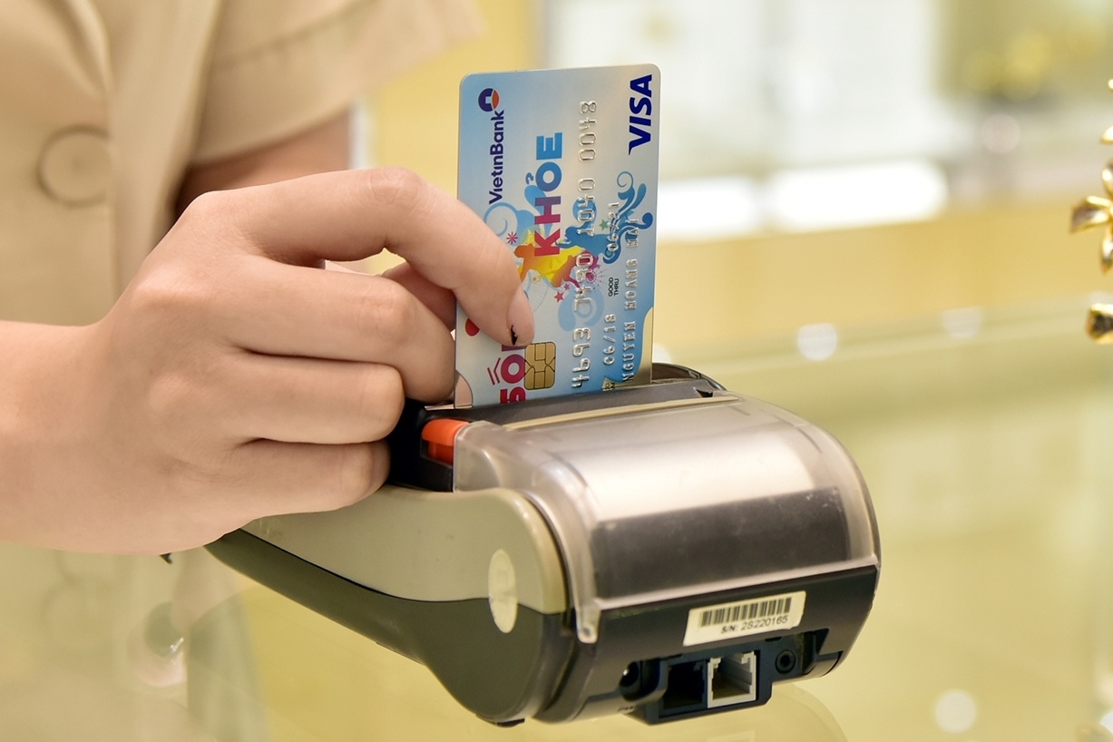 Giam phi the quoc te de thuc day thanh toan khong tien mat tai VN hinh anh