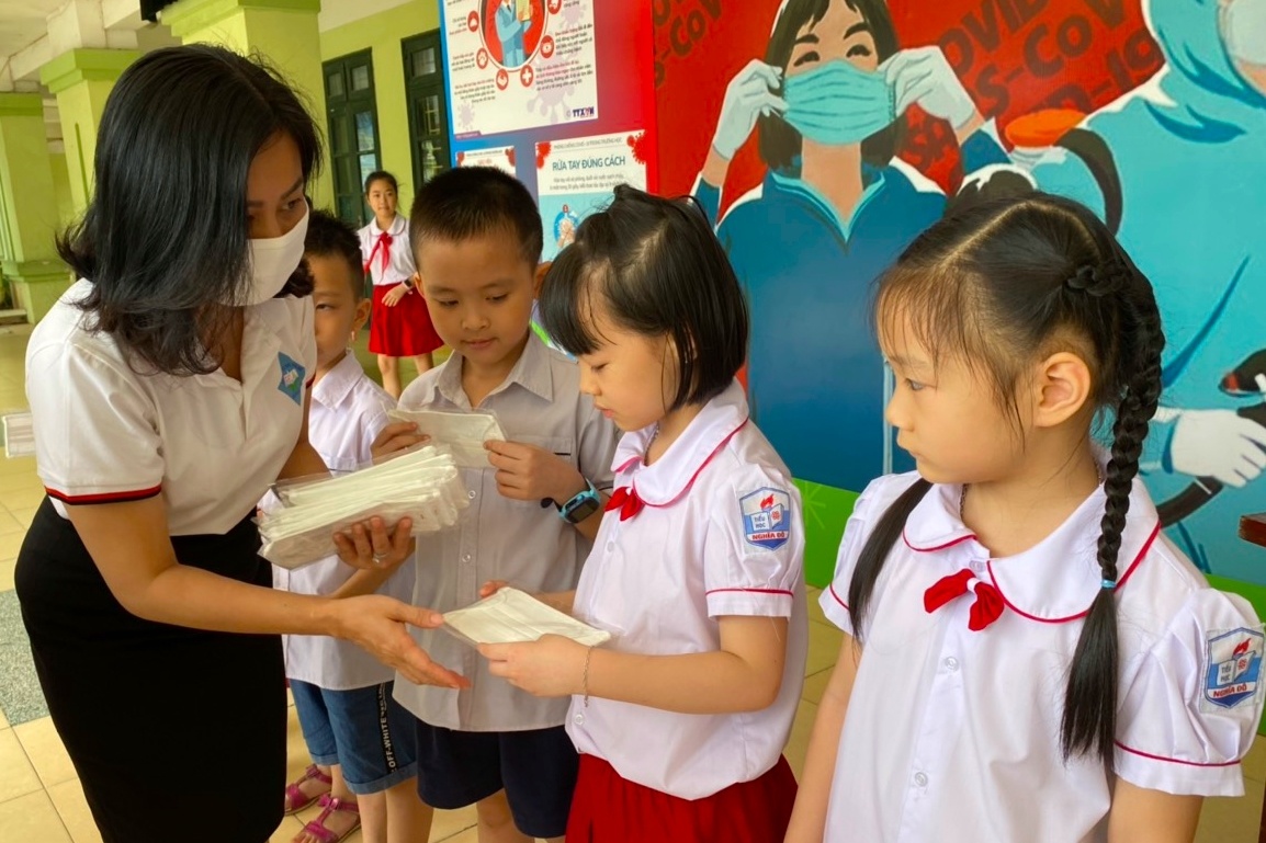 Hang chuc nghin hoc sinh thu do duoc tang khau trang khang khuan hinh anh