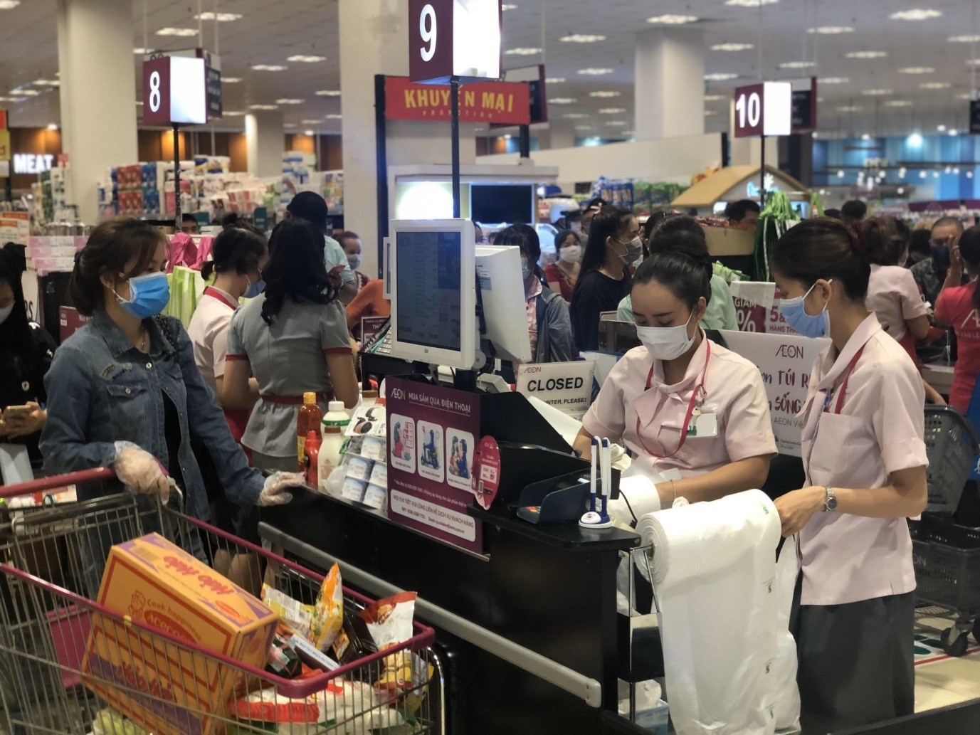 Nhan vien sieu thi ke chuyen di lam trong ngay cao diem dich benh hinh anh