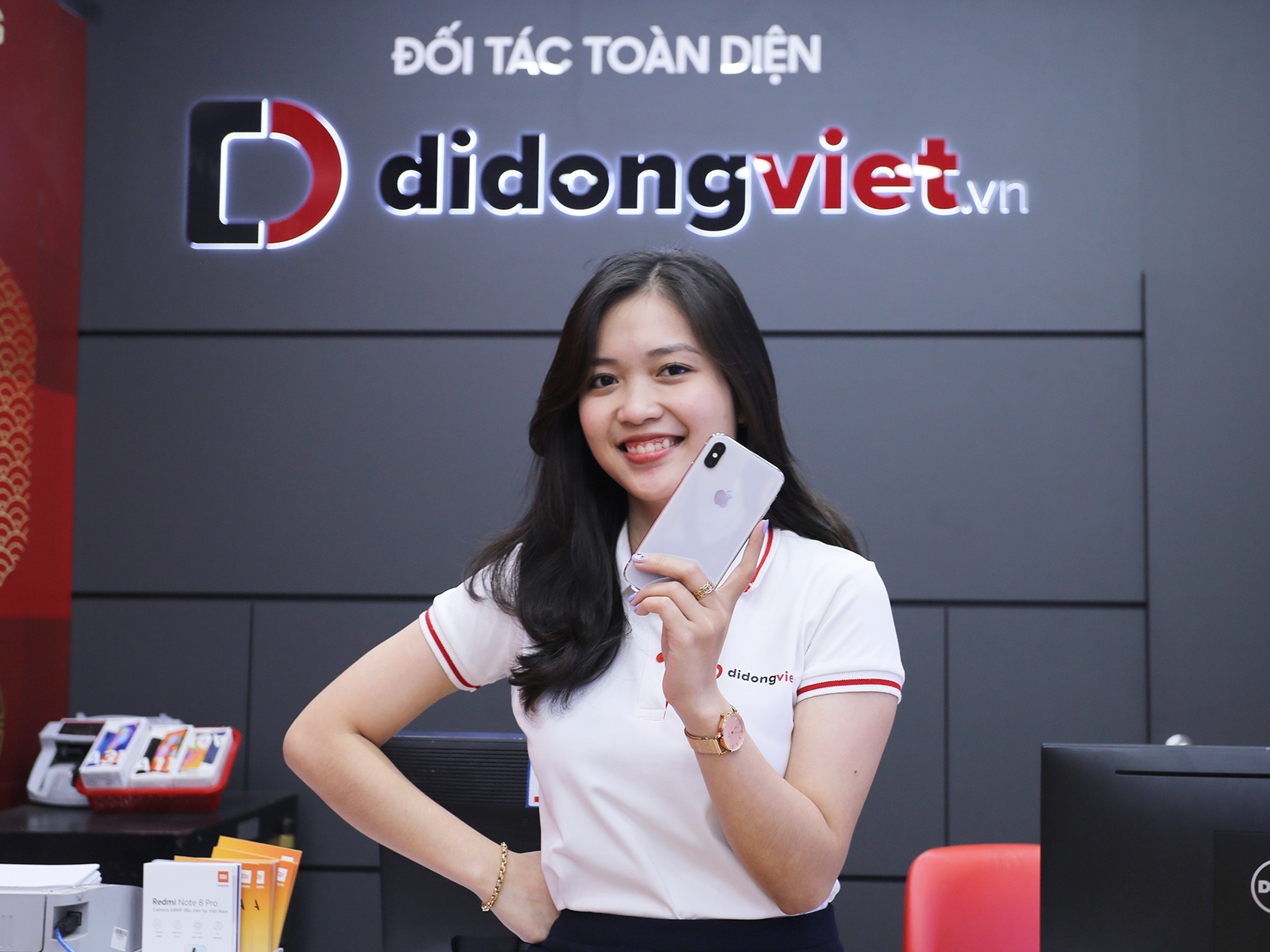 iPhone SE 2020 va 5 doi iPhone cu dang co gia tot hinh anh