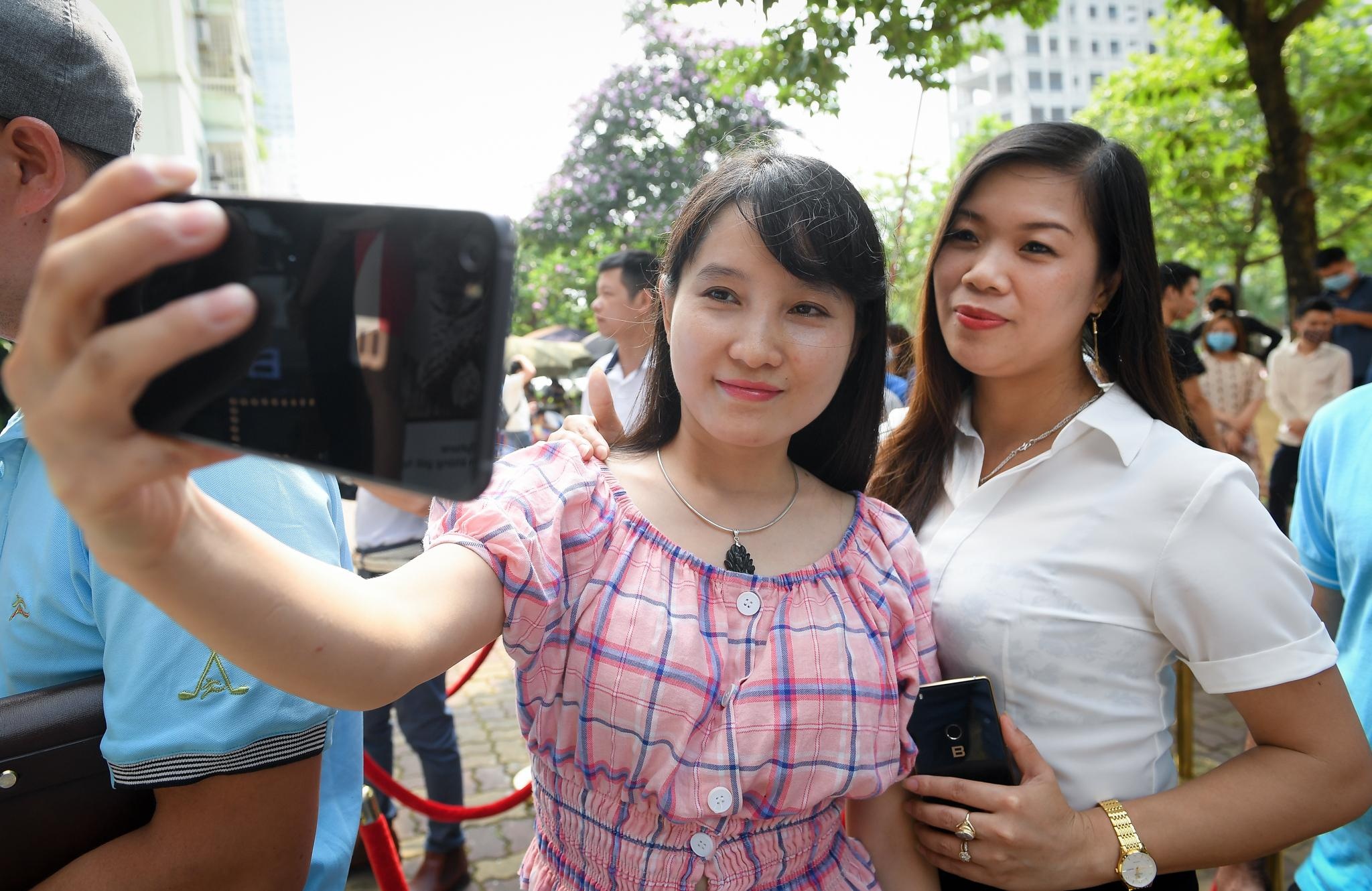 Dong khach den nhan may, Bphone Store mo ban som 30 phut hinh anh