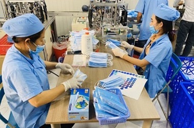 Khau trang 4 lop giup bao ve suc khoe mua dich benh hinh anh