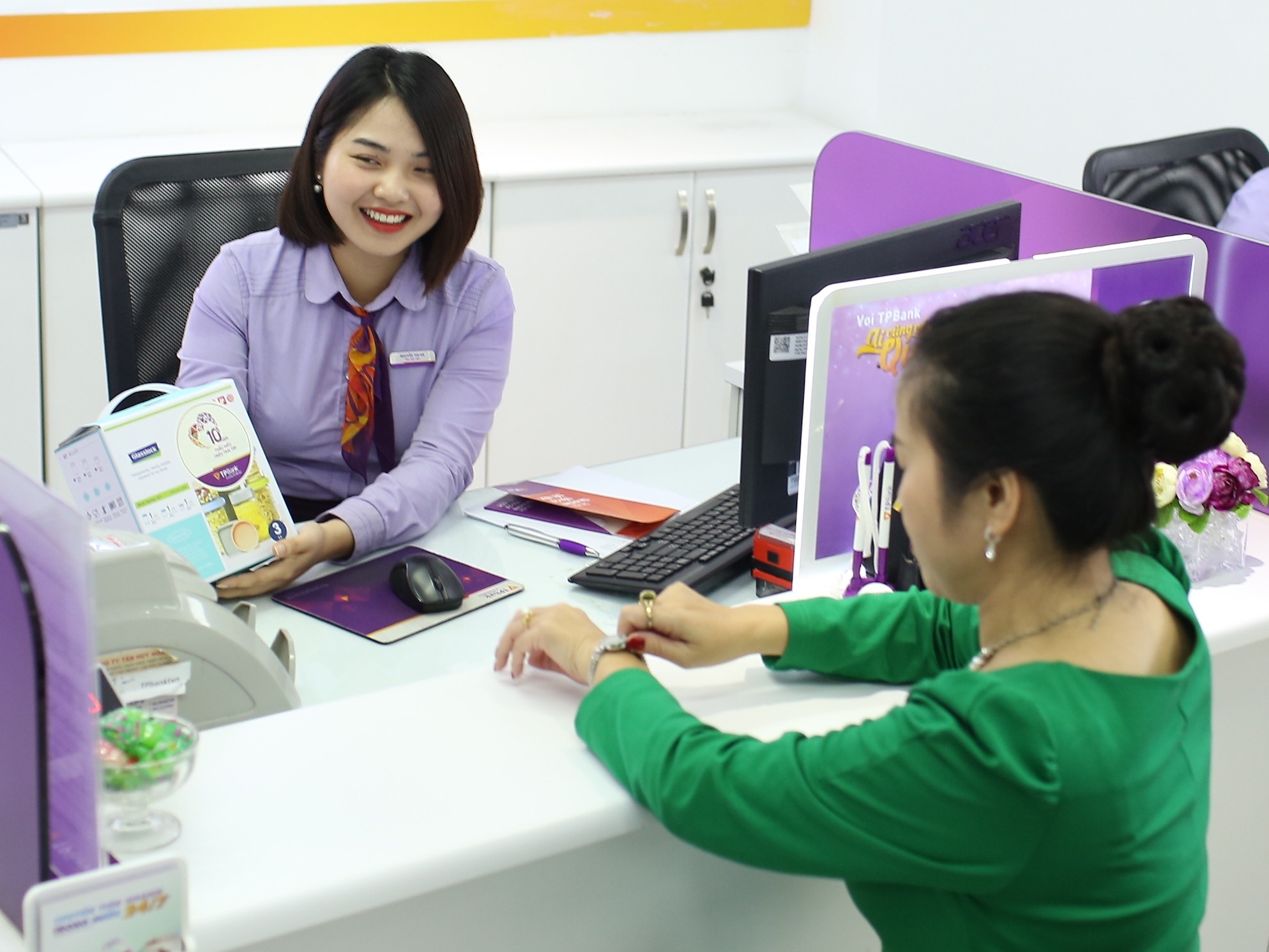 Co 300 trieu nen gui tiet kiem hay mua bao hiem? hinh anh