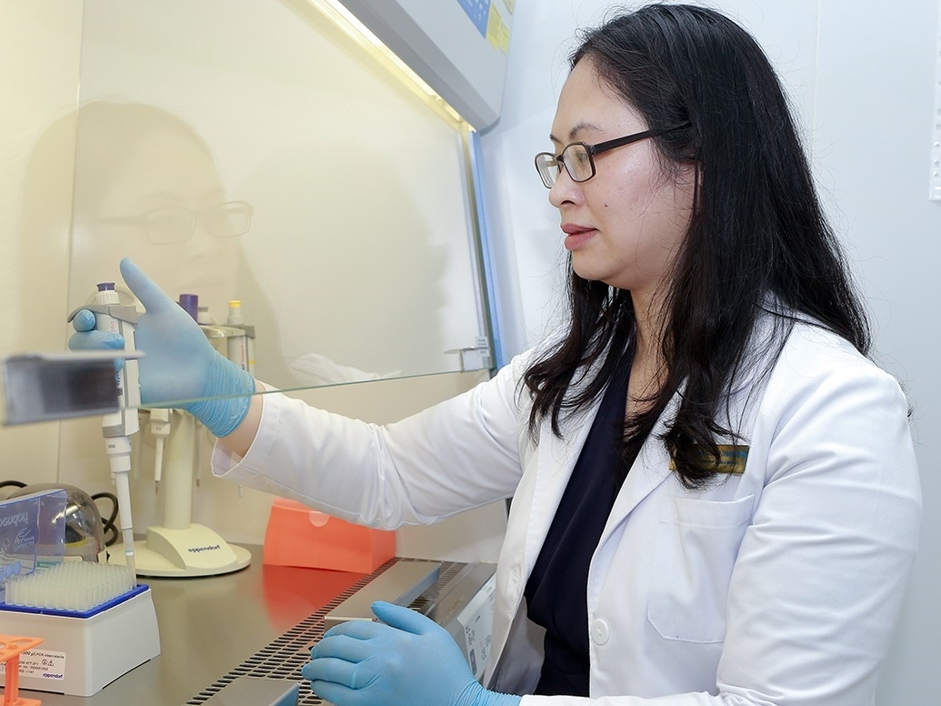 Nu tien si quyet tam gianh lai am thanh cho tre khiem thinh hinh anh