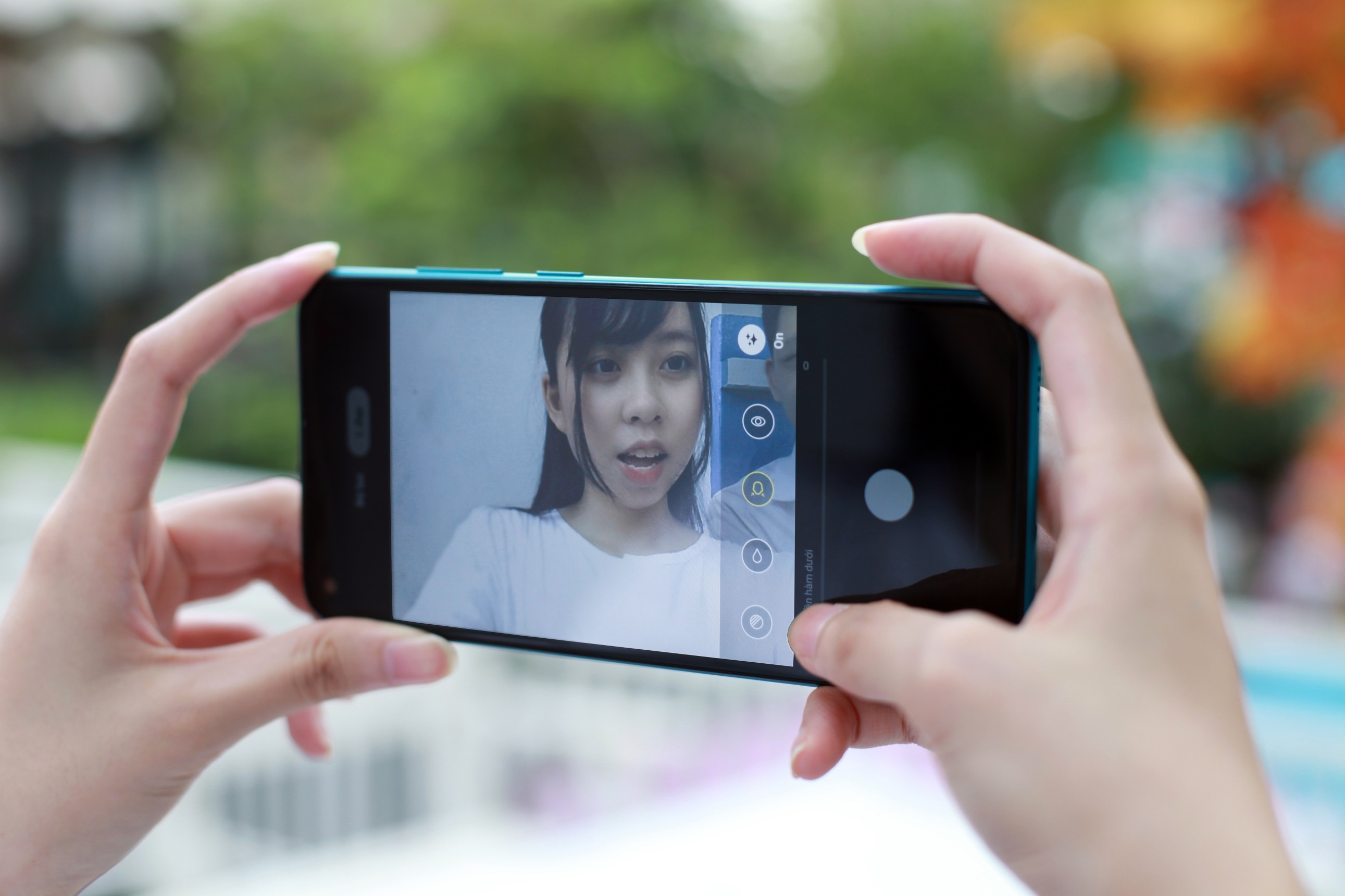 smartphone gia re pin khoe choi game anh 10