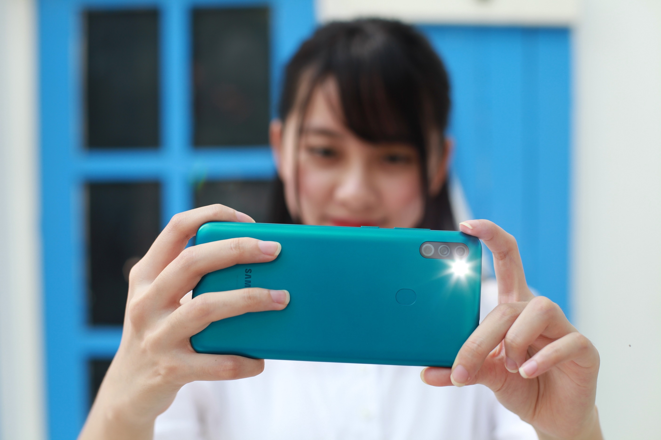 smartphone gia re pin khoe choi game anh 12