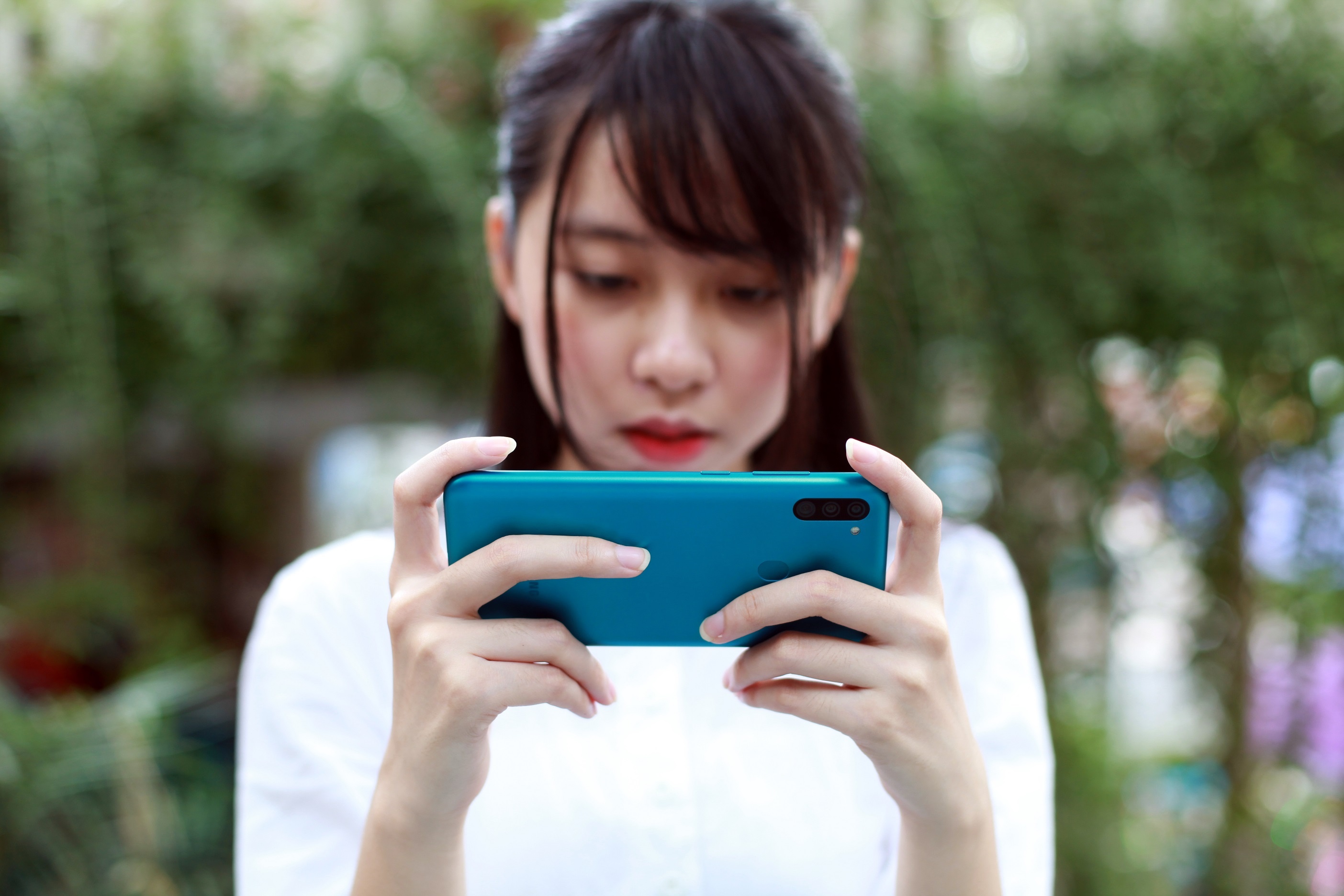 smartphone gia re pin khoe choi game anh 2