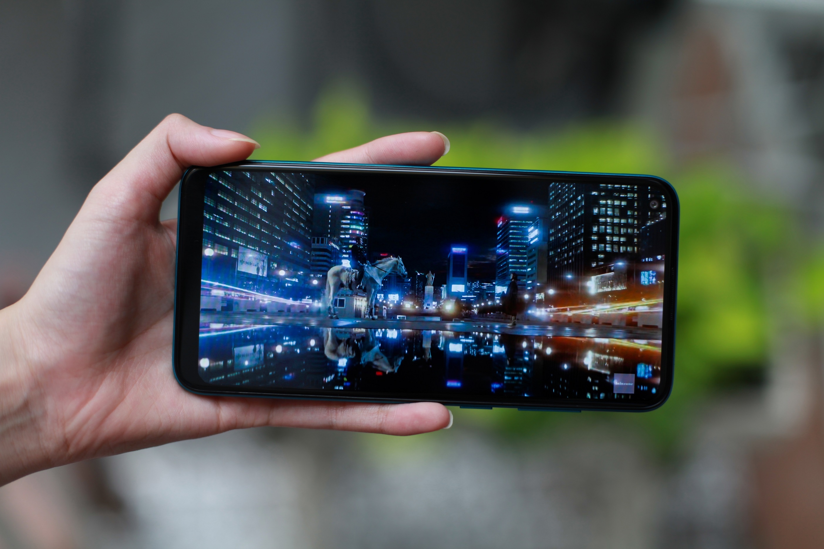 smartphone gia re pin khoe choi game anh 5