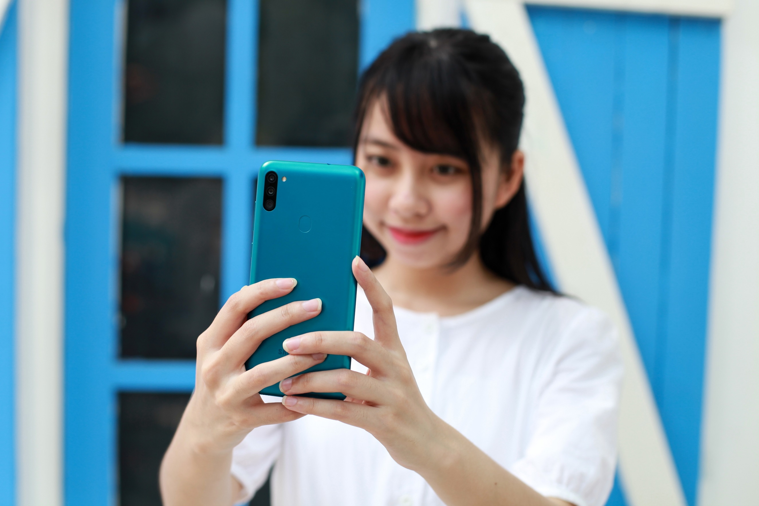 smartphone gia re pin khoe choi game anh 6