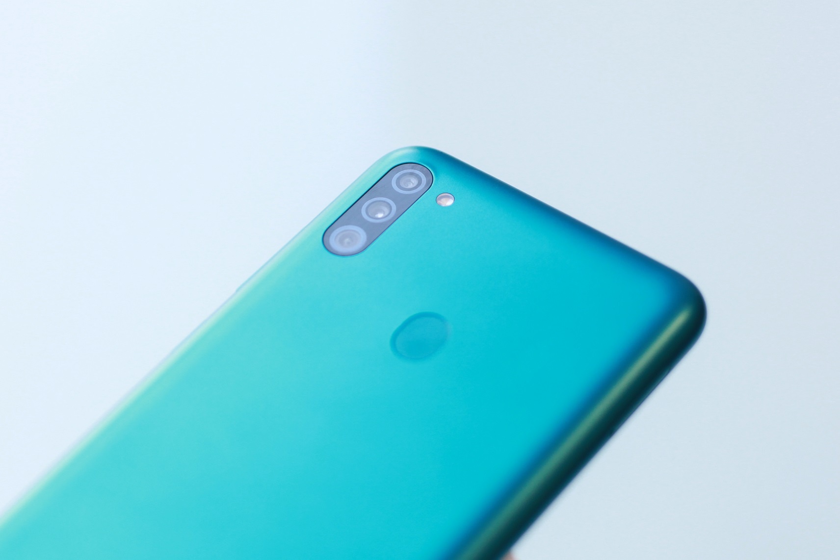 smartphone gia re pin khoe choi game anh 8