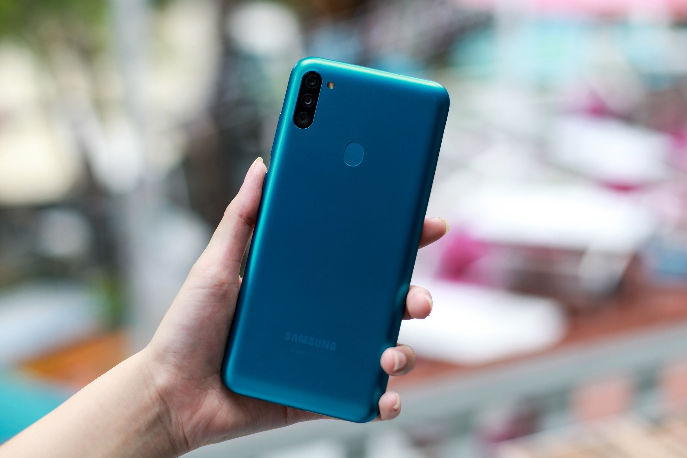 smartphone gia re pin khoe choi game anh 9