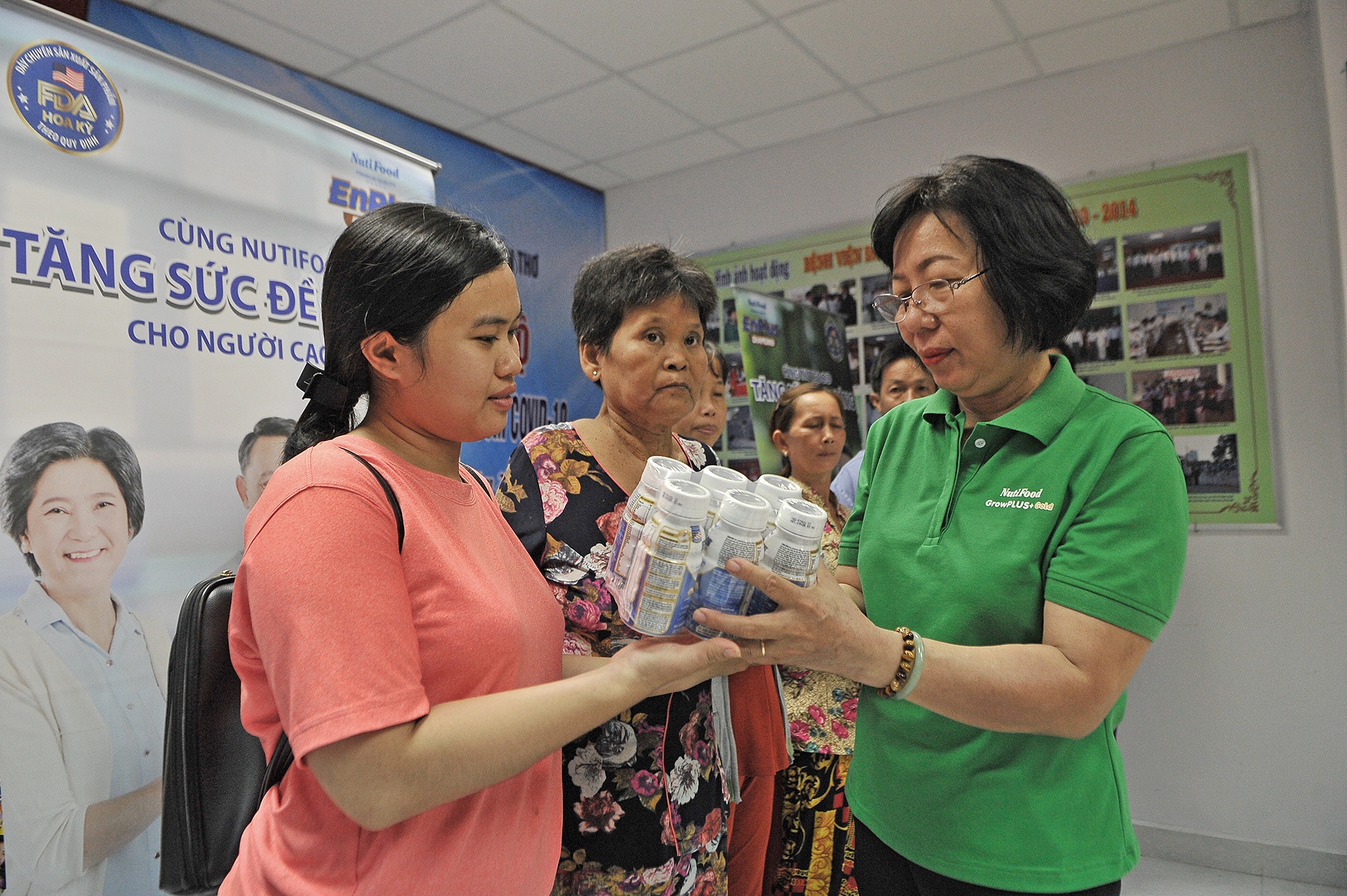 Hanh trinh tang sua nang cao suc khoe nguoi cao tuoi den mien Tay hinh anh