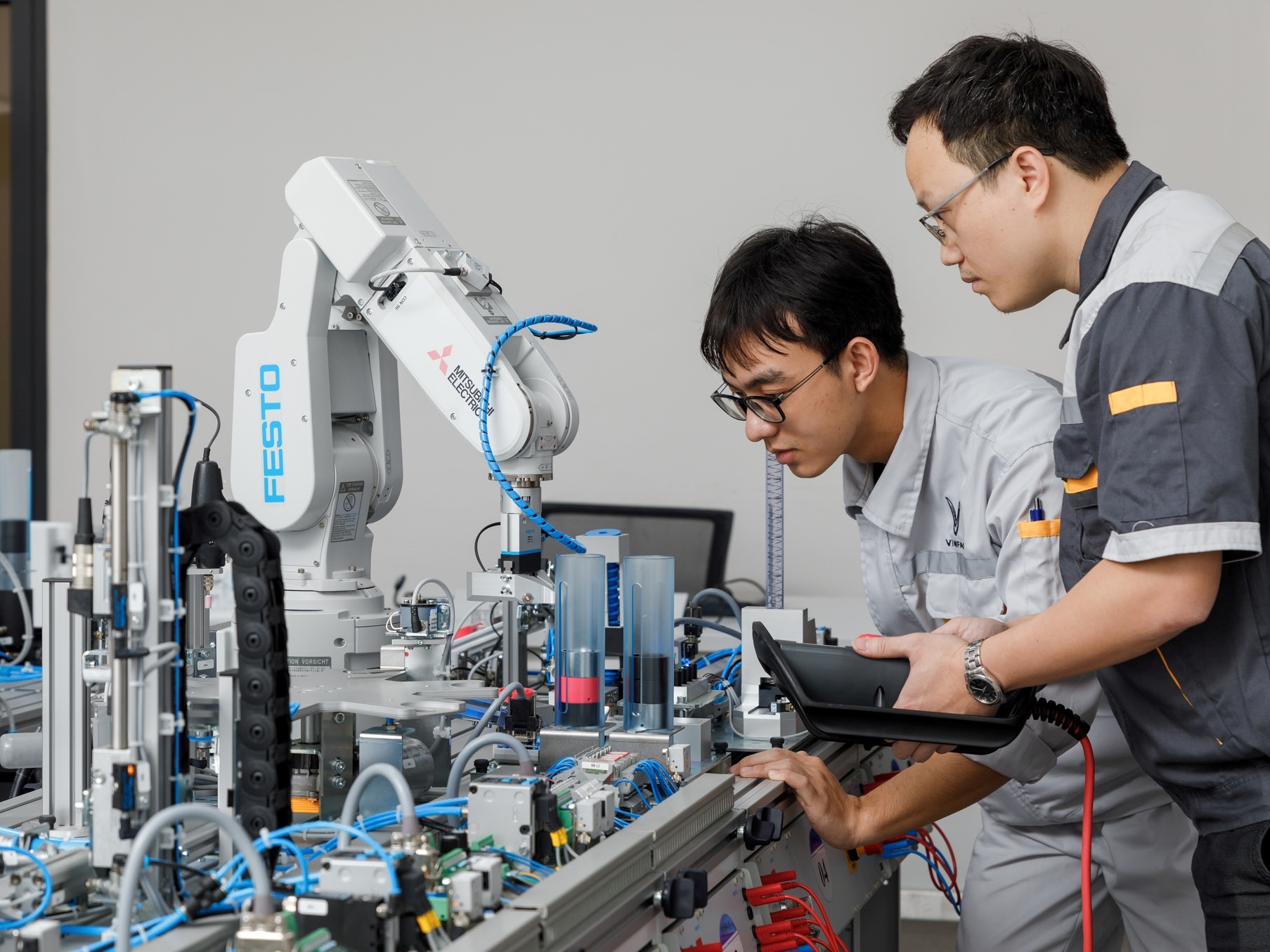 VinFast hop tac dao tao cao dang nganh co dien tu va ky thuat oto hinh anh