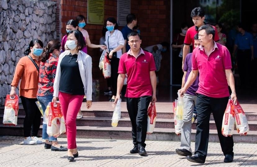 Nguoi mat viec o Quang Ninh nhan 100 tan gao, 20.000 chai dau an hinh anh