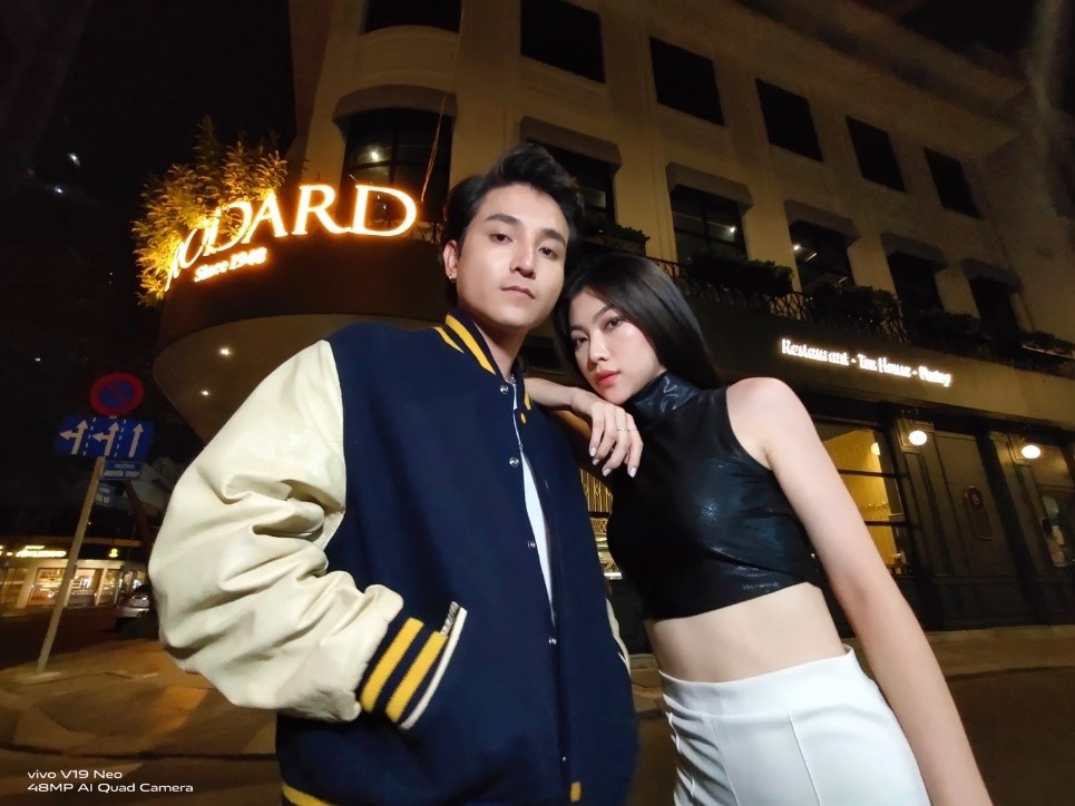 Bo anh street style cua cap doi lang man qua ong kinh vivo V19 Neo hinh anh