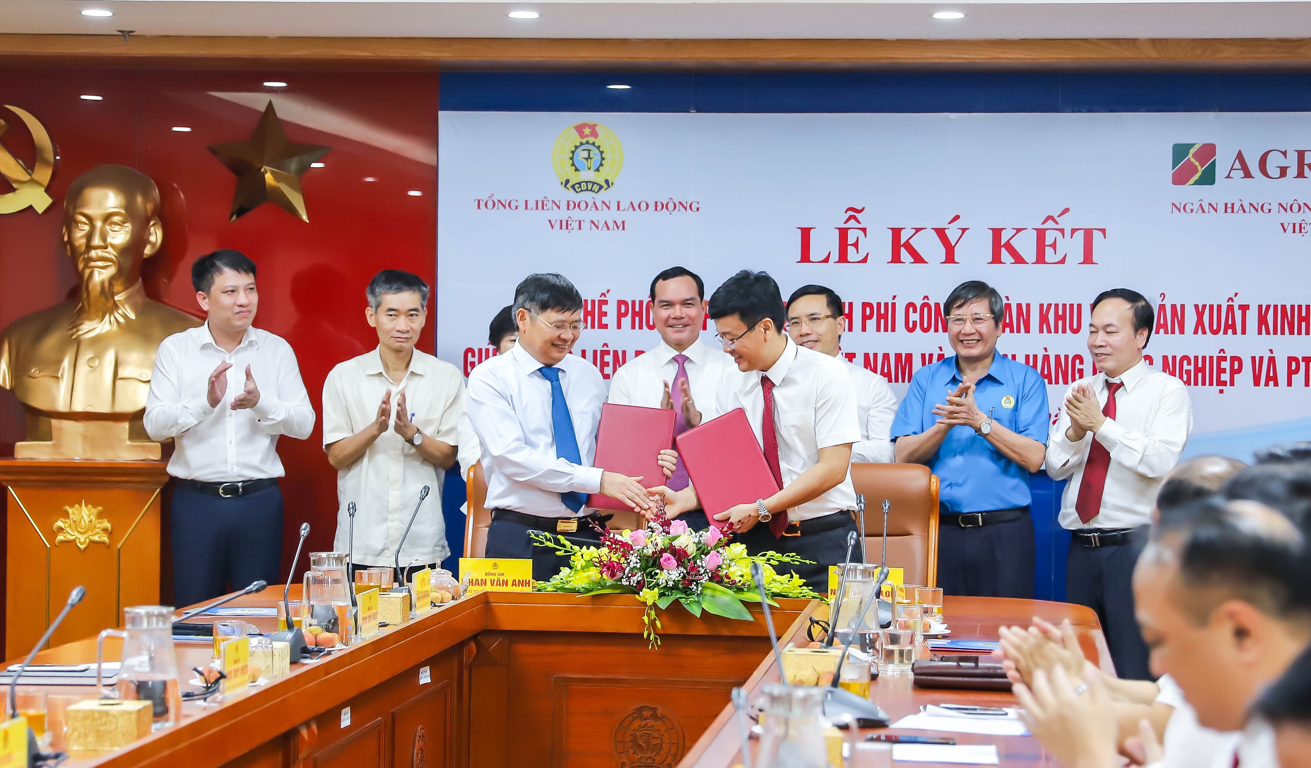 Agribank va Tong LDLD Viet Nam ky quy che hop tac thu phi cong doan hinh anh