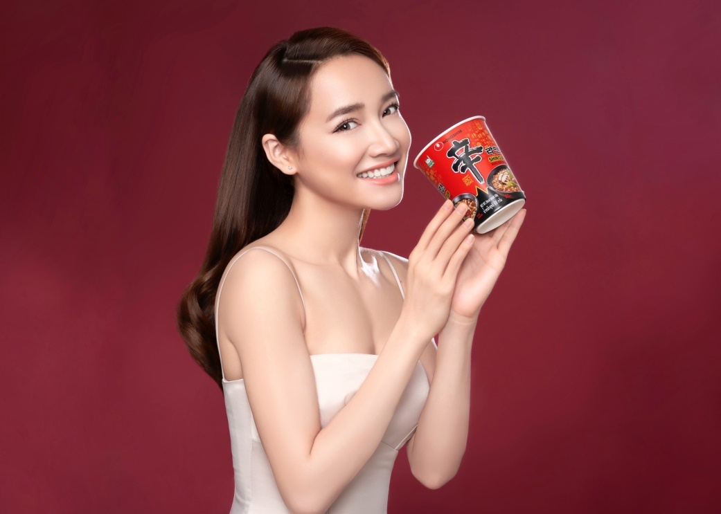 Nha Phuong tro thanh dai su thuong hieu cua nhan hang Nongshim hinh anh