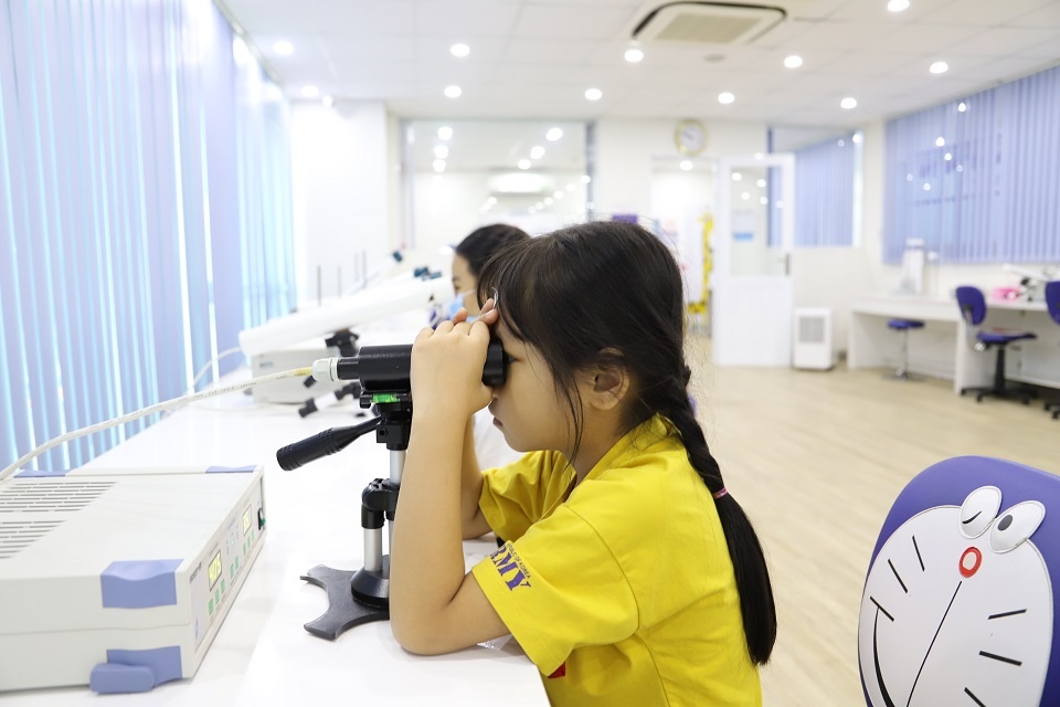 Bien chung ve mat khi tre bi can thi hinh anh