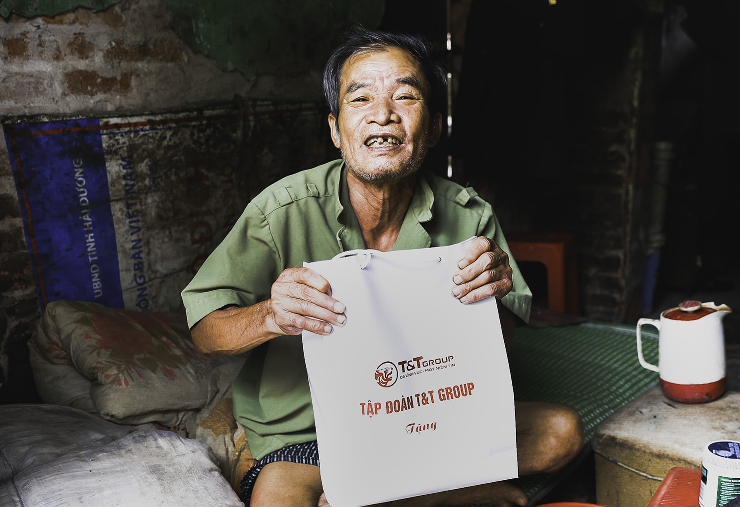 Chuyen nhung ban tay lan toa hoi am mua dich hinh anh