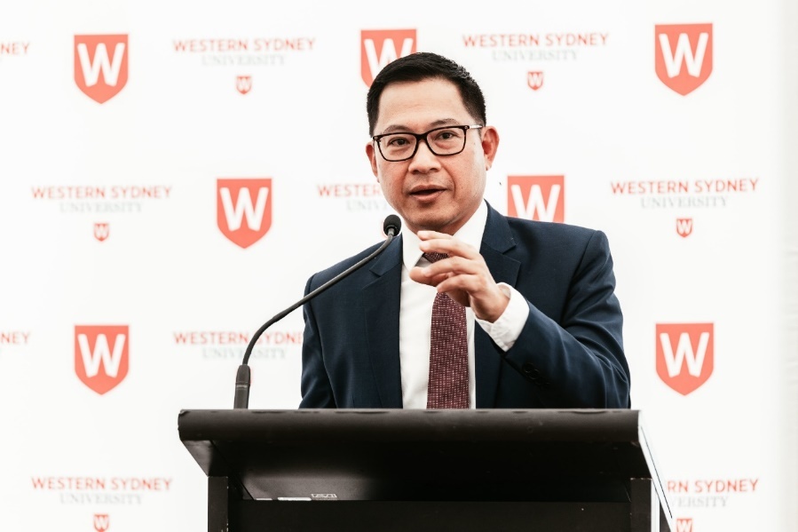 Tien si Ly Qui Trung: 'Cu nhan la di xe dap, MBA la chay xe may' hinh anh