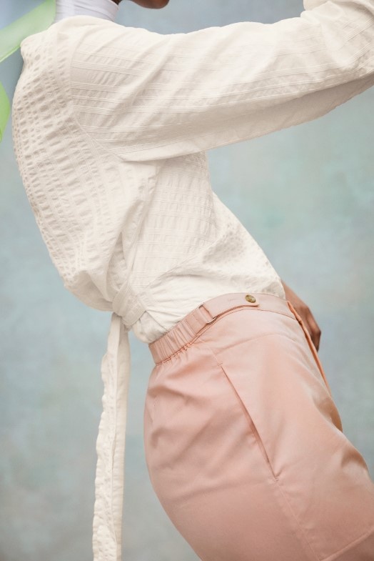 Uniqlo x Hana Tajima ra mat BST truyen tai 've dep cua su linh hoat' hinh anh