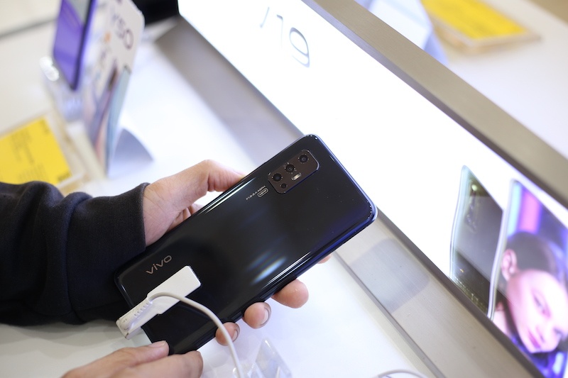 Nguoi dung noi gi ve V19 Neo sau hon mot tuan len ke? hinh anh