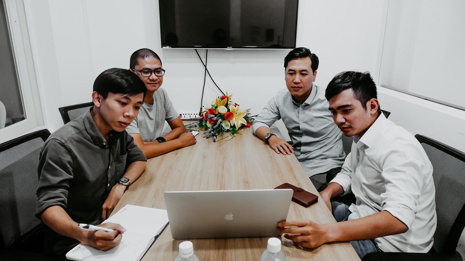 Doanh nghiep nen chon huong di nao sau dich? hinh anh