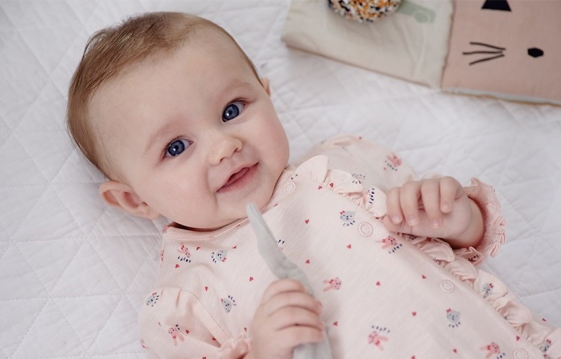 Chon qua gi tang be con nha ban than? hinh anh