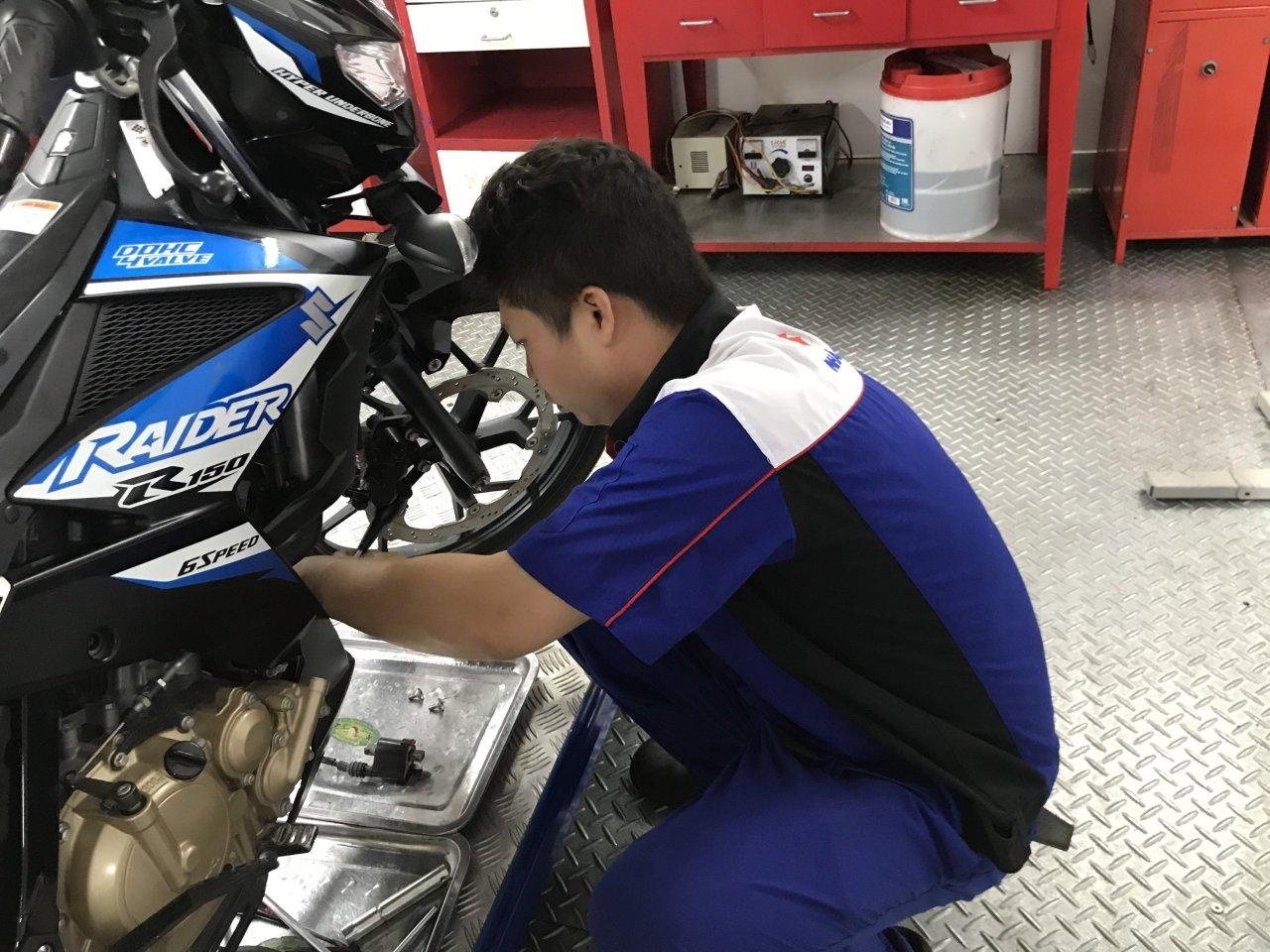 Khach hang duoc kiem tra xe may Suzuki mien phi du het han bao hanh hinh anh