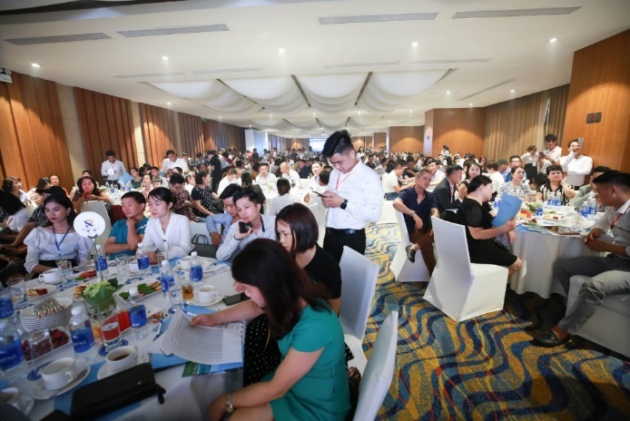 Hang tram nha dau tu tham du le ra mat Sun Grand City Feria Ha Long hinh anh