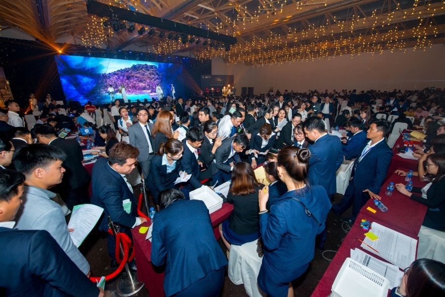 Hon 800 khach hang tham du su kien ra mat Ky Co Gateway hinh anh