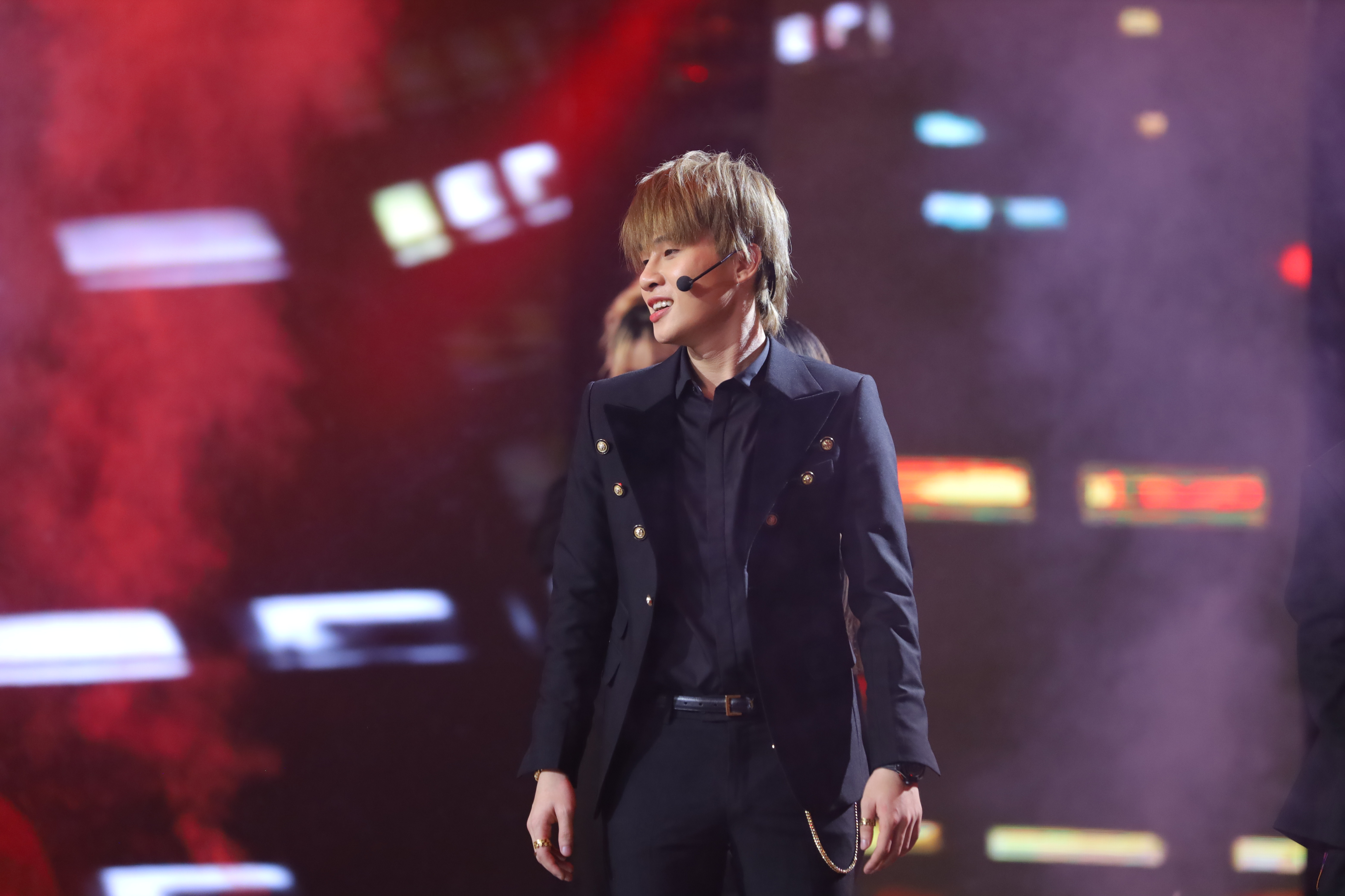 Jack dien vest ca tinh, lan dau hat live 'La mot thang con trai' hinh anh