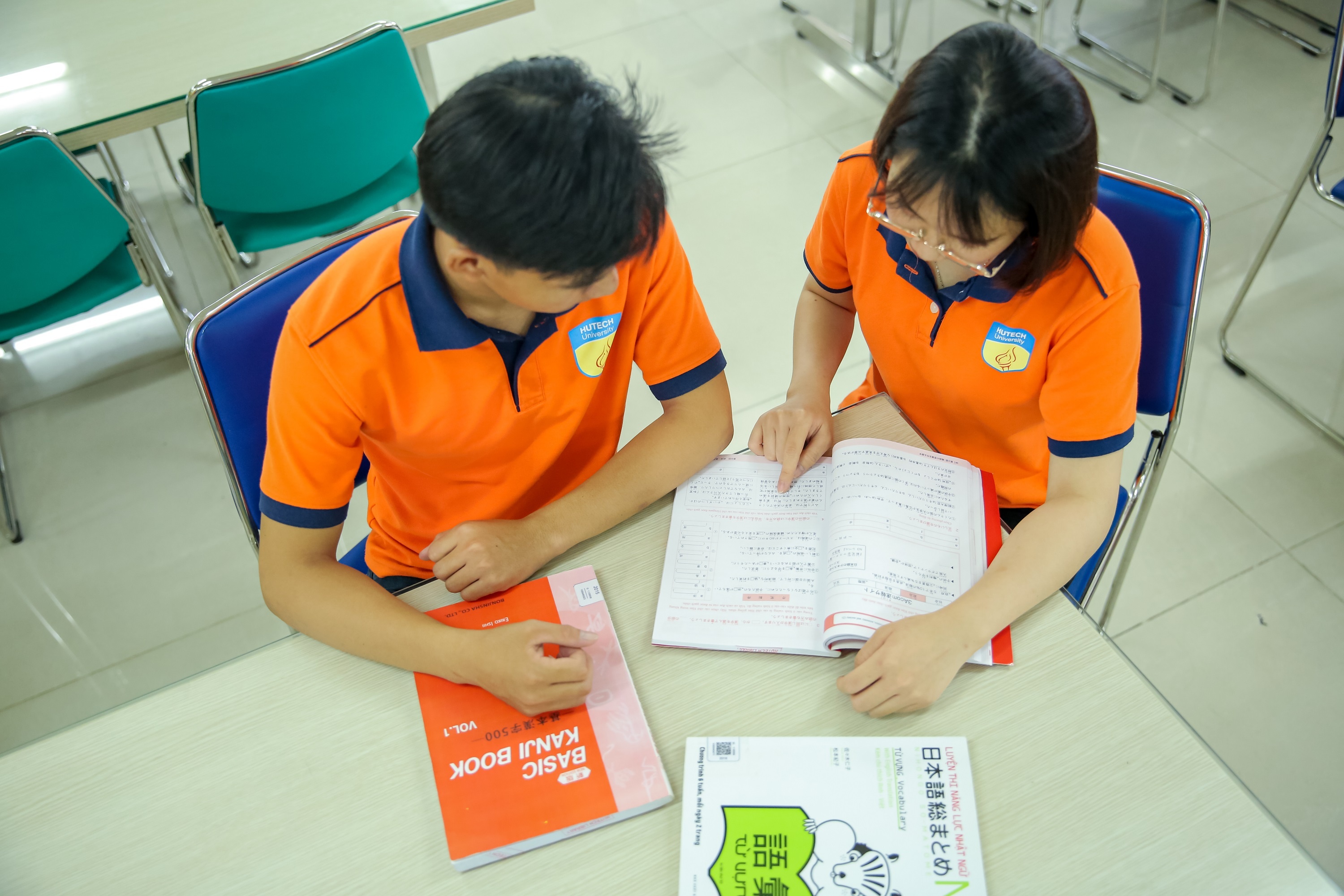 Sinh viên ngành ngôn ngữ ảnh 1 Sinh vien nganh ngon ngu anh 1