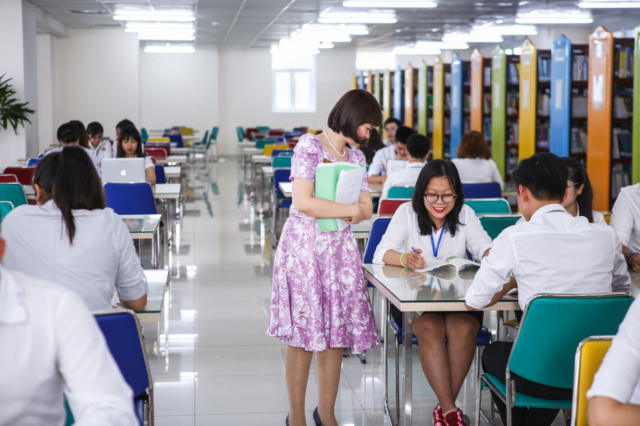 Sinh viên ngành ngôn ngữ ảnh 3 Sinh vien nganh ngon ngu anh 3