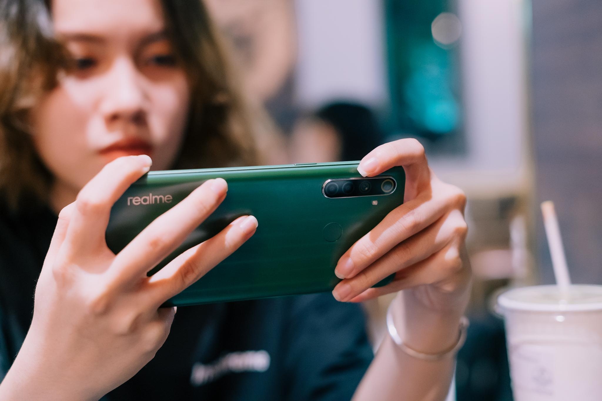 Chiec smartphone giup hoi 'ghien' phim dung 2 ngay khong can sac hinh anh