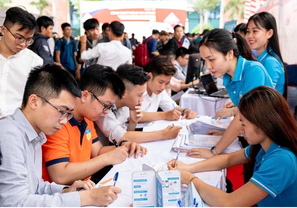 Hutech mo san giao dich hon 1.500 viec lam hinh anh