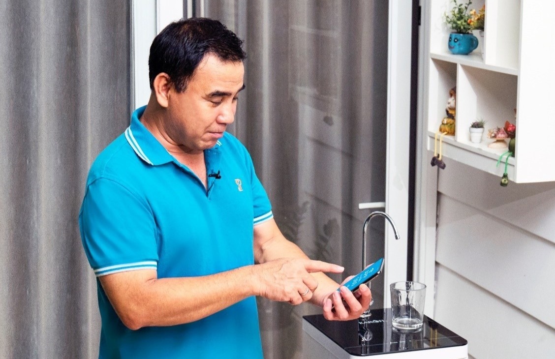 Quyen Linh khoe 'chien tich' tu san xuat nuoc tinh khiet tai nha hinh anh