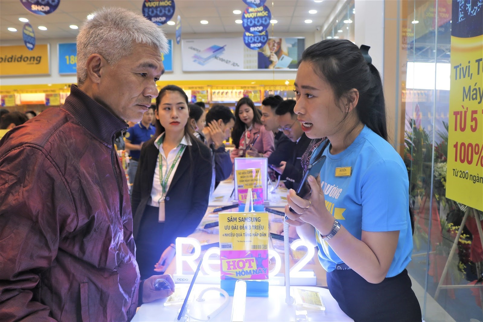 The Gioi Di Dong chieu khach, cho nhan vien ban hang kiem tra gop hinh anh