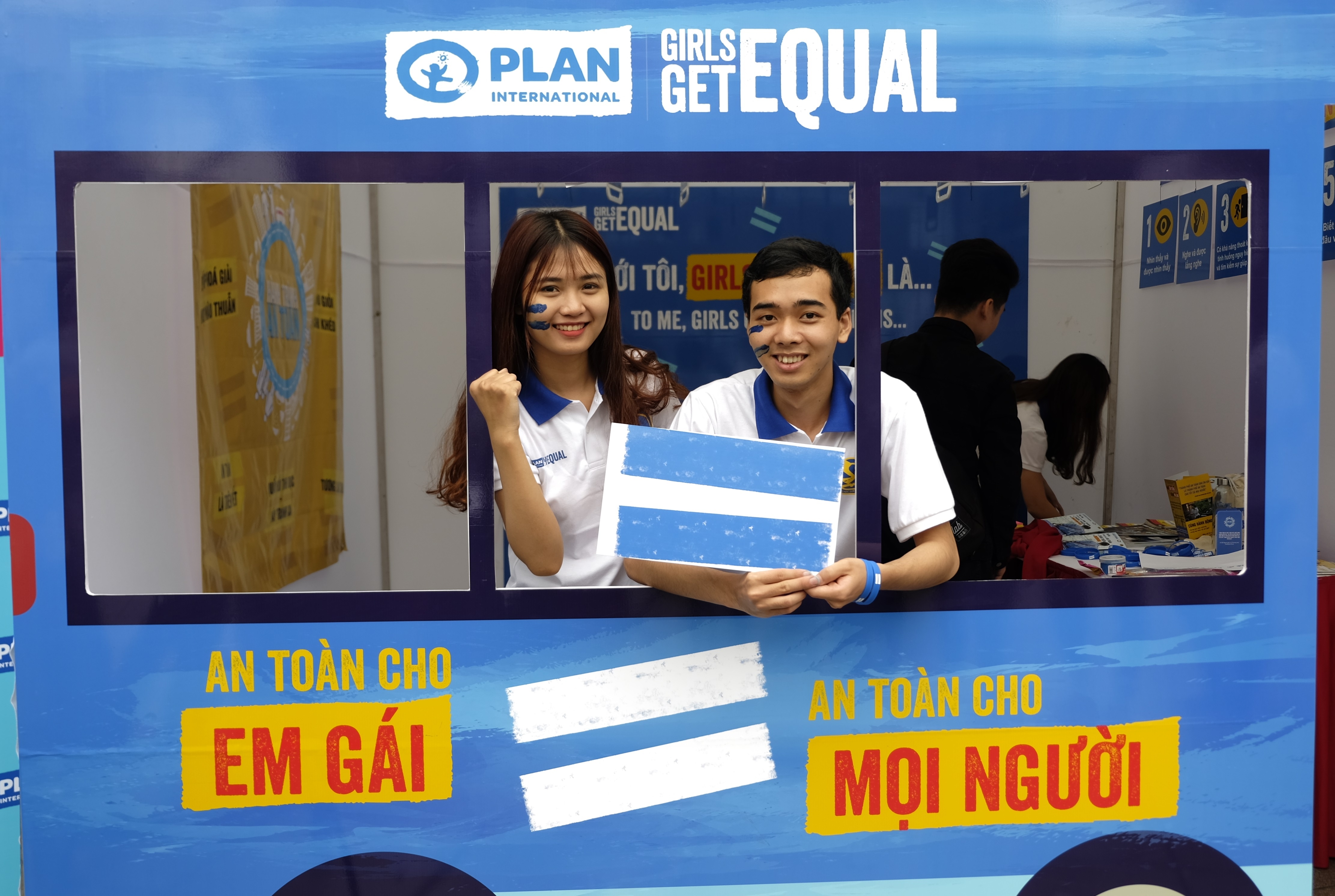 Khoi dong chien dich xe bus an toan cho tre em gai hinh anh