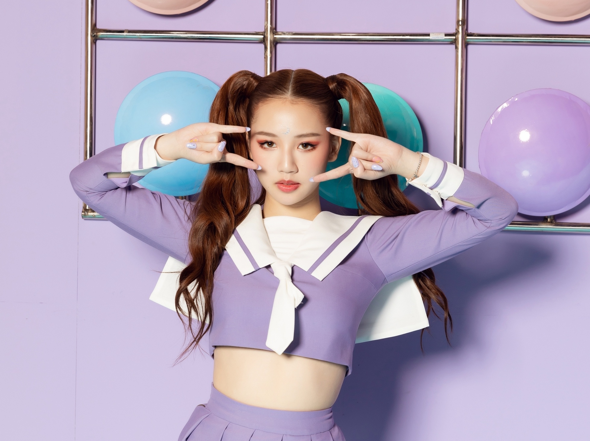 AMEE hoa than thanh nhan vat game, vuot nhieu thu thach trong MV moi hinh anh