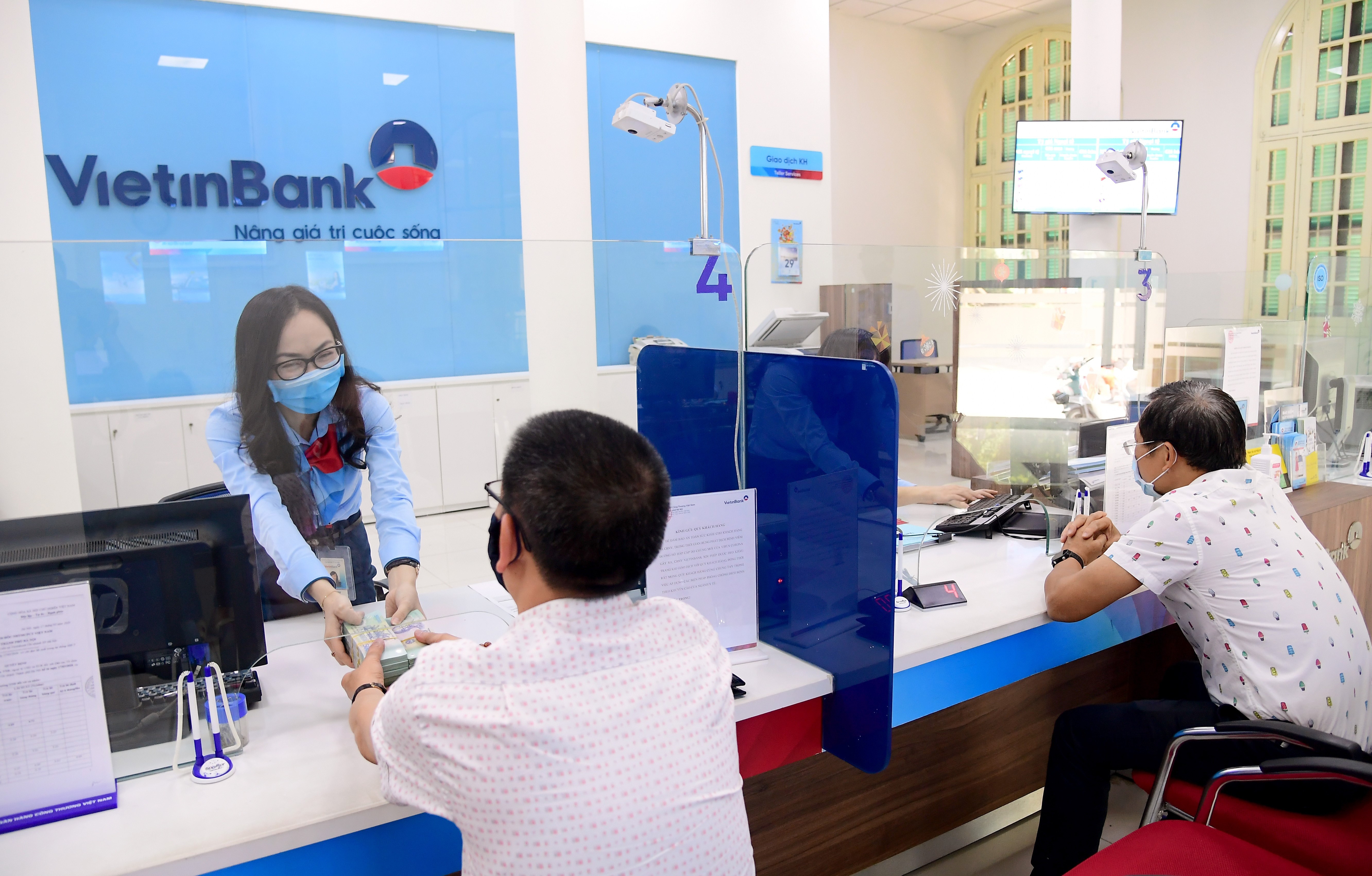 Co hoi trung qua tang suc khoe khi gui tien, quet the VietinBank hinh anh